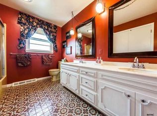 3105 Round Hill Rd, York, PA 17402