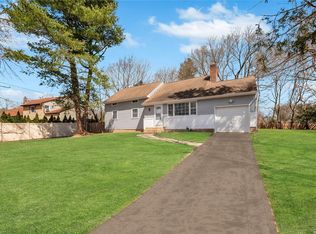 7 Kenilworth Dr, East Northport, NY 11731