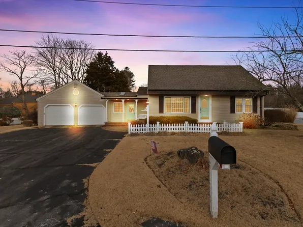 28 Gem Cir, Raynham, MA 02767