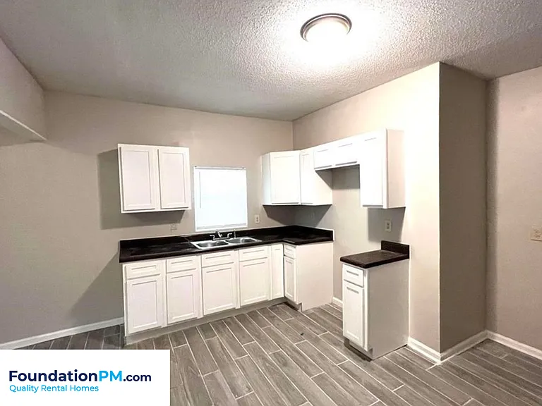 735 Roanoke Ave — Photo 3