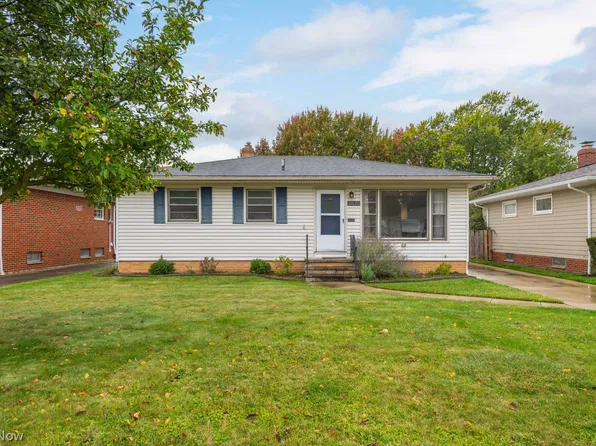 3830 Circlewood Dr, Fairview Park, OH 44126