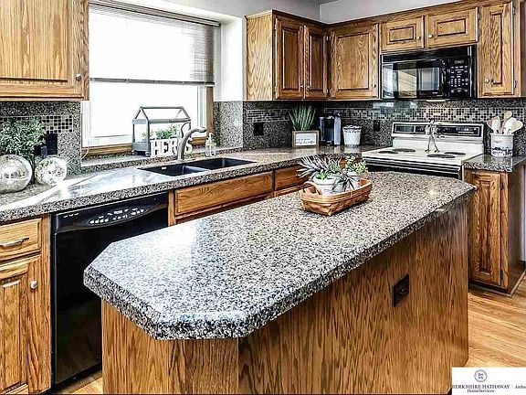 3rd image of 4827 Lakeside Dr
