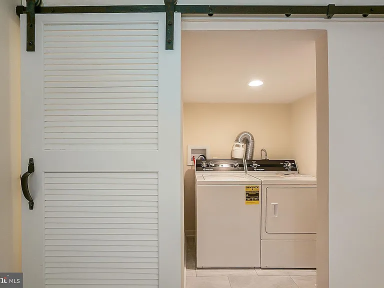 142 S Peach St — Photo 21