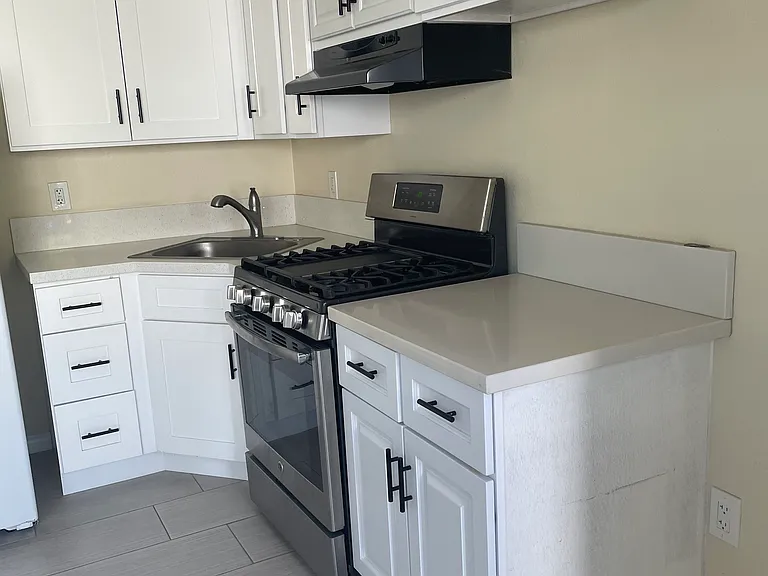 E 229th Pl — Photo 7
