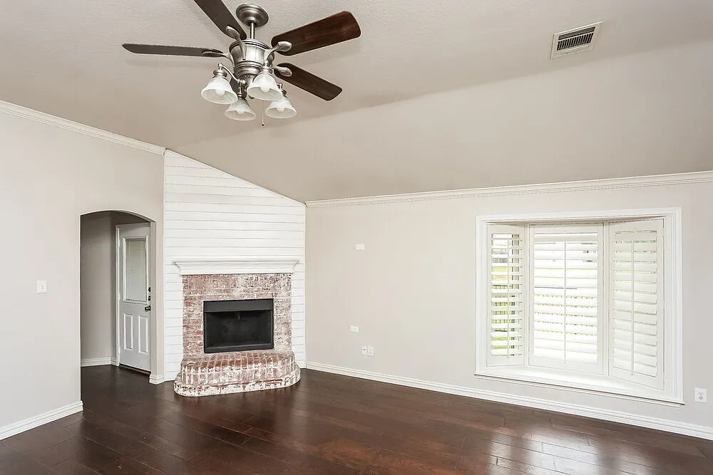 3 bed, 2.0 bath, 1631 sqft, $2,055 — Photo 4