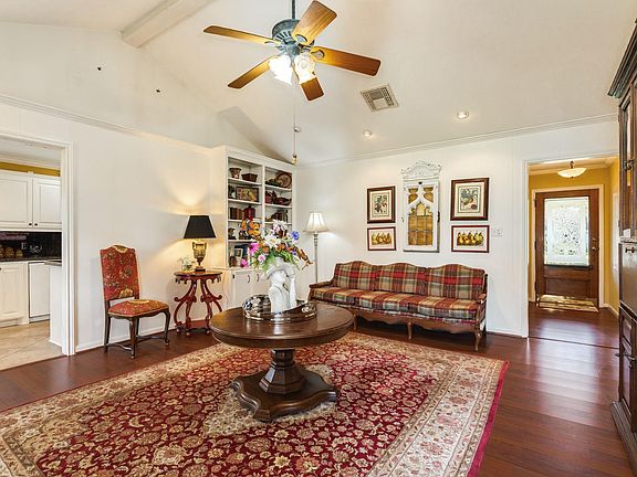3rd image of 221 Banyan Dr