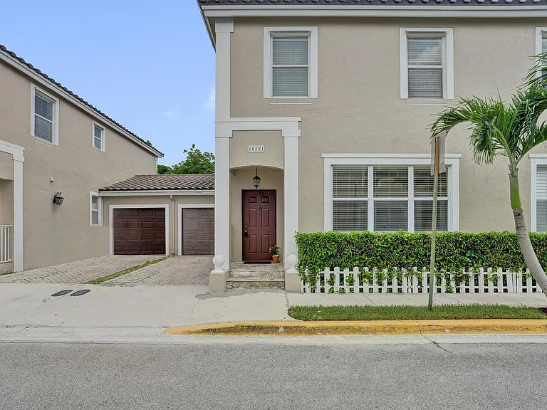 10581 NW 57th Ct — Photo 2