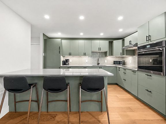 3rd image of 935 Washington St APT 8