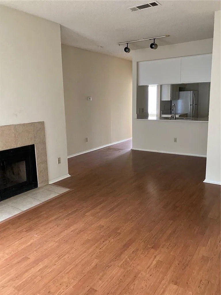 2 bed, 2.0 bath, 904 sqft, $1,995 — Photo 3
