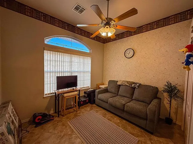 2409 Saguaro Loop — Photo 12