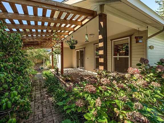 5th image of 752 Capella Cir