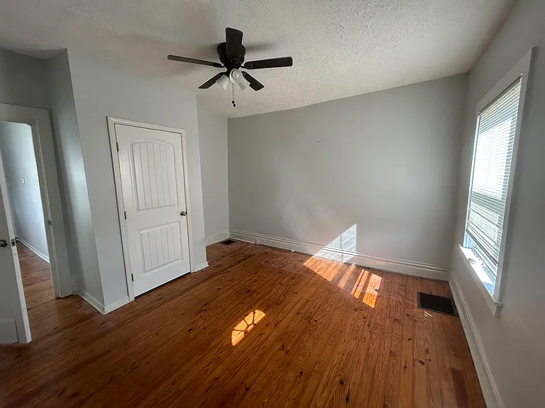 2141 Bradley Ave — Photo 15