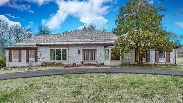 This is a wonderful 1.5 story home, located in one of Frontenac's nicest subdivisions.  4 bedrooms/3.5+ baths, and over 4600 sq.ft. of finished living area.