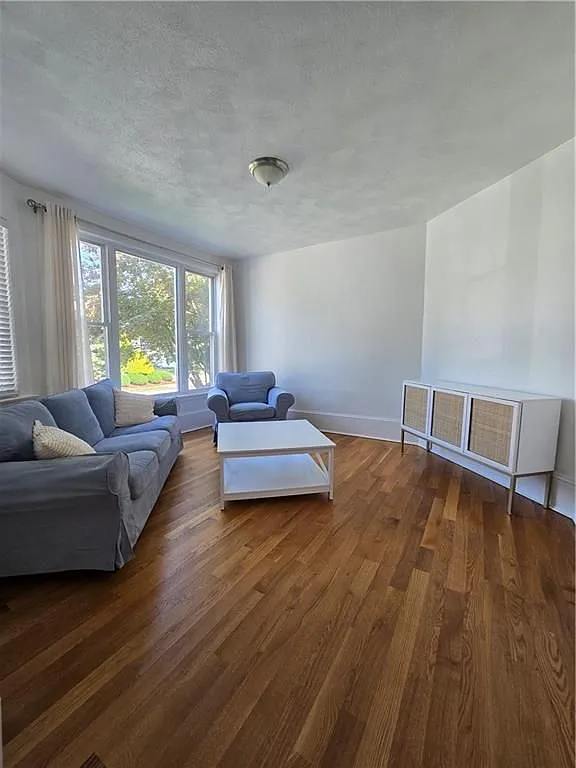 3 bed, 2.0 bath, 1800 sqft, $3,000 — Photo 4