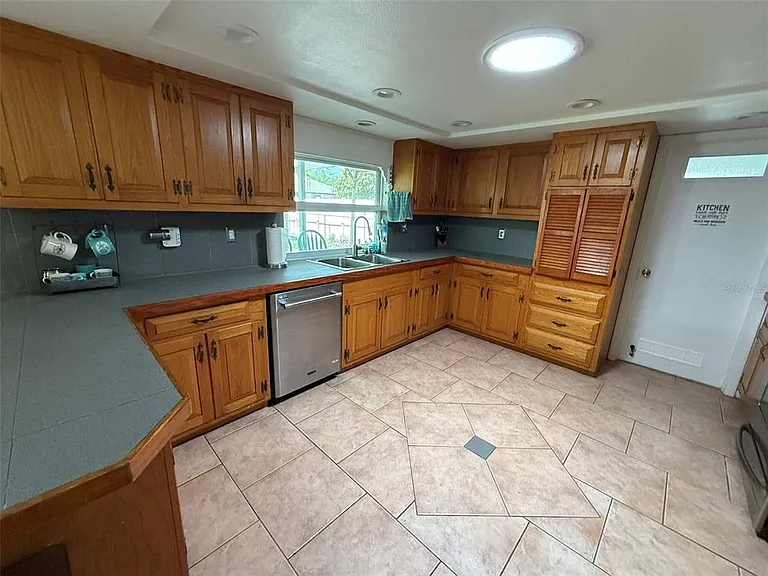 15152 Buswell Ave — Photo 7