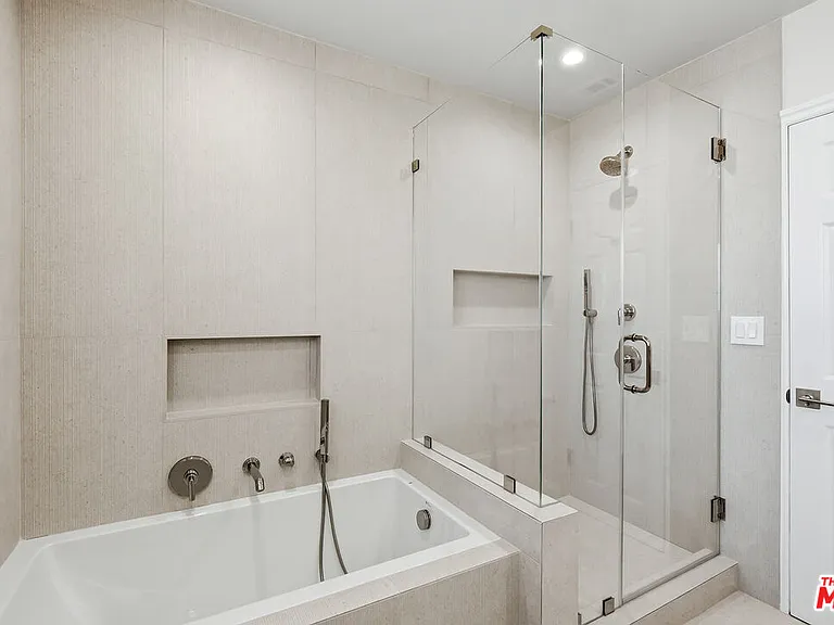 7424 W 81st St — Photo 13