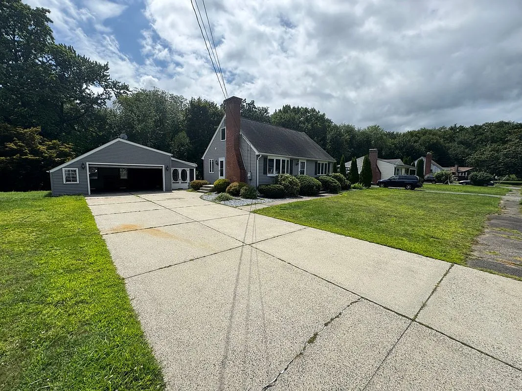 4 bed, 1.0 bath, 1224 sqft, $3,000 — Photo 2