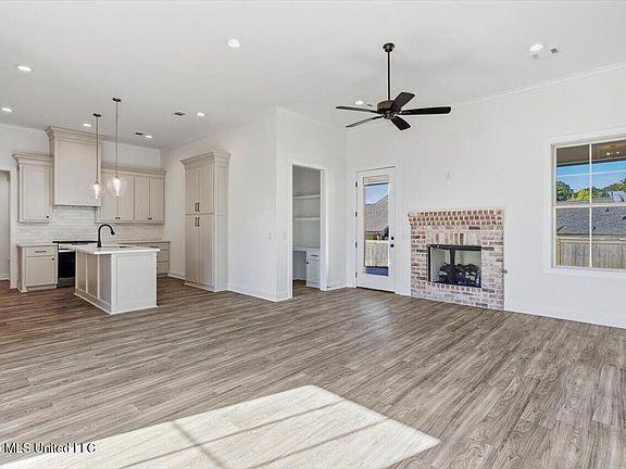 4th image of 311 Jasmine Cove Ln