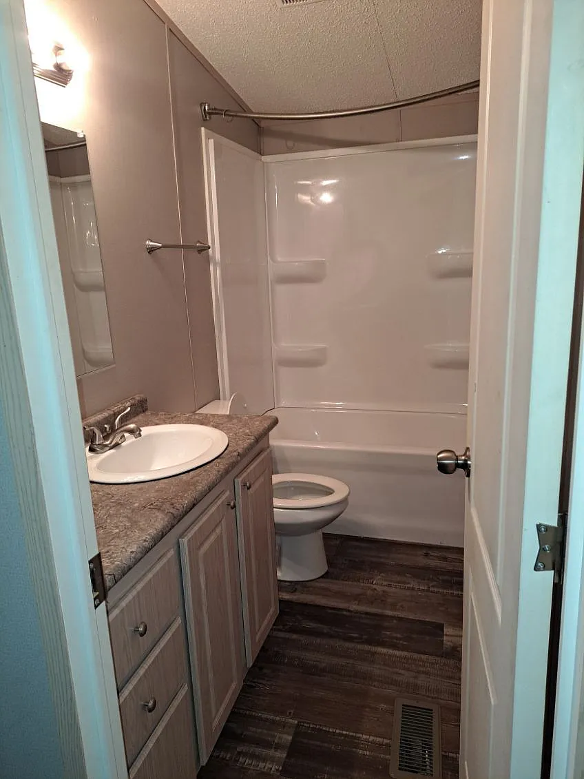 3 bed, 2.0 bath, 1080 sqft, $1,300 — Photo 3