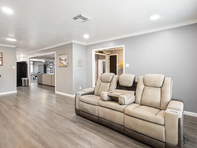 349 Fenwick Dr — Photo 5
