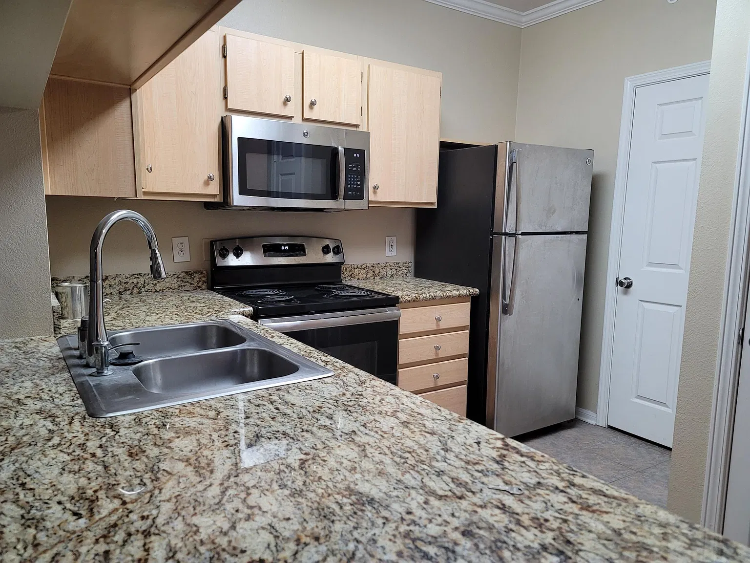2 bed, 1041 sqft, $2,150 — Photo 2
