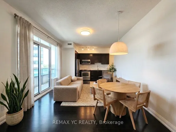 7171 Yonge St #408, Markham, ON L3T 0C5