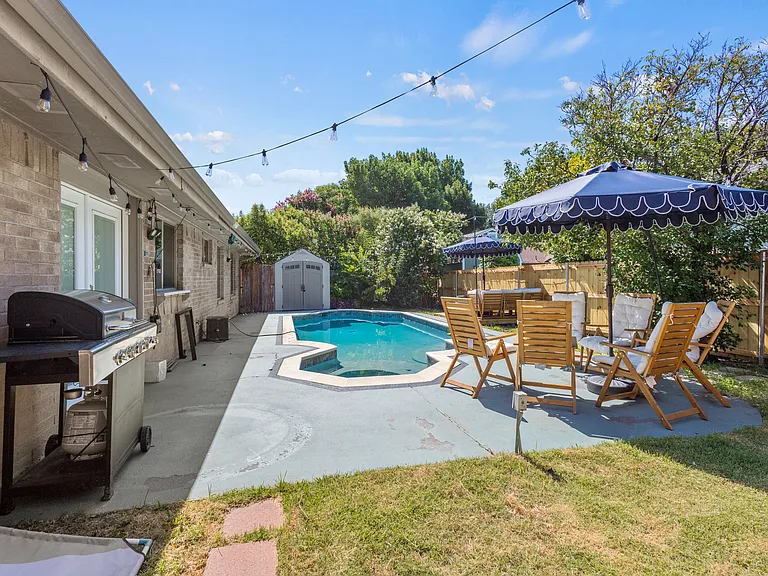 2445 Claremont Dr — Photo 18
