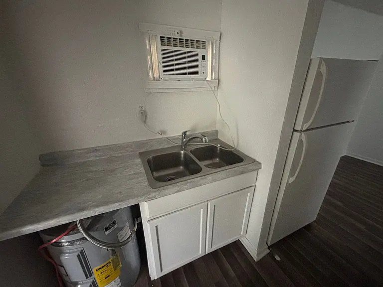 817 E Avenue A — Photo 5