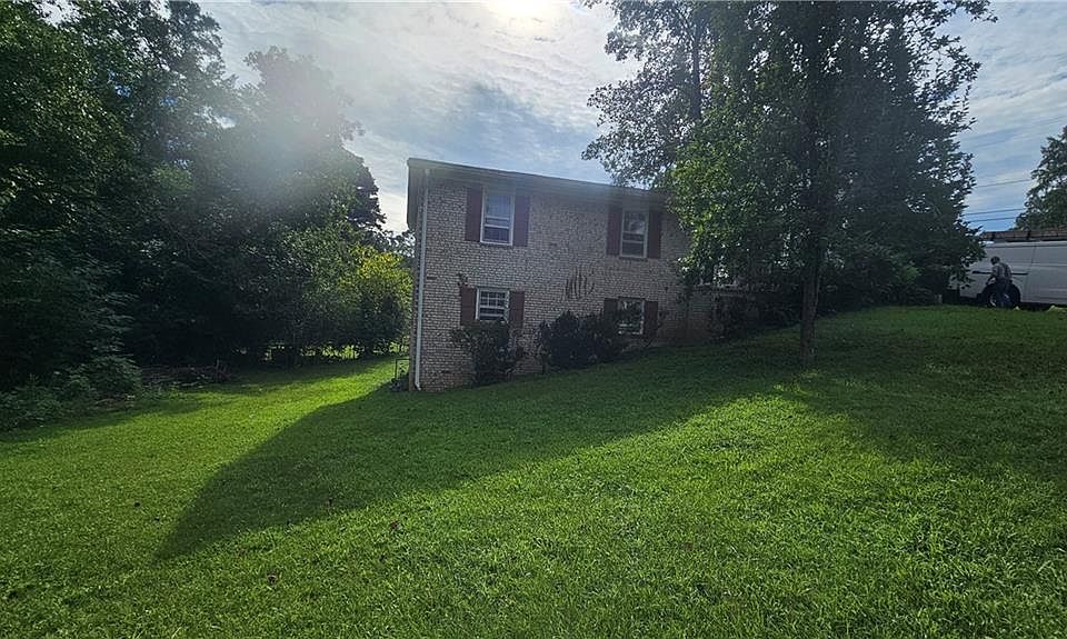 1st image of 2426 Bailey Dr