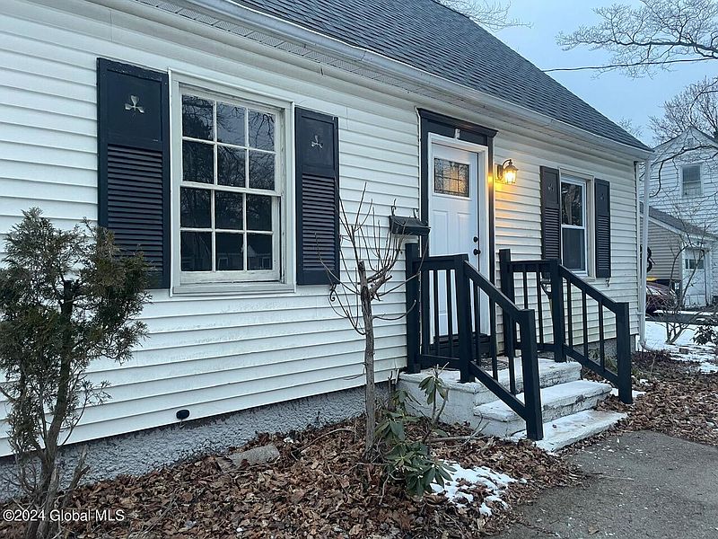 2nd image of 15 Jennifer Road