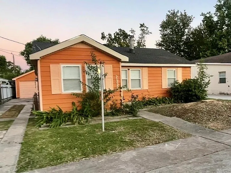 2329 Lyndell Dr — Photo 2