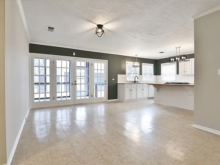 423 W 32nd St — Photo 15