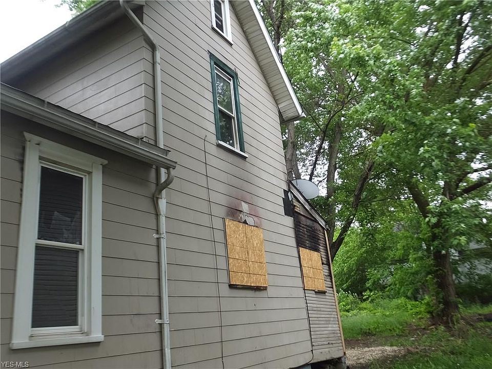 2nd image of 1112 Spring Ave NE
