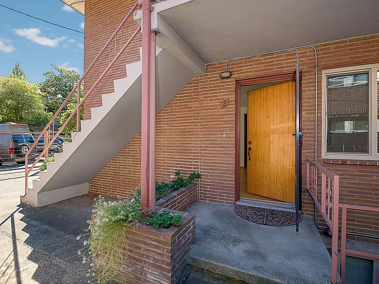2707 Franklin Ave E — Photo 16