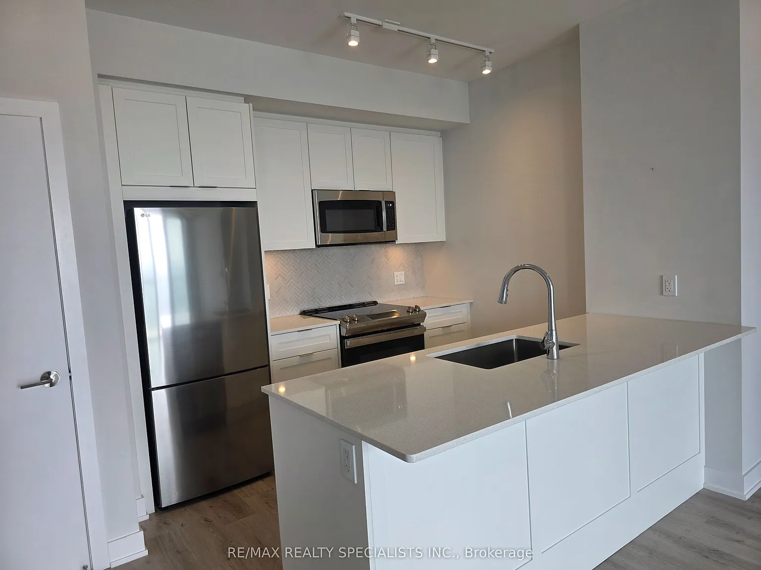 430 Square One Dr — Photo 2