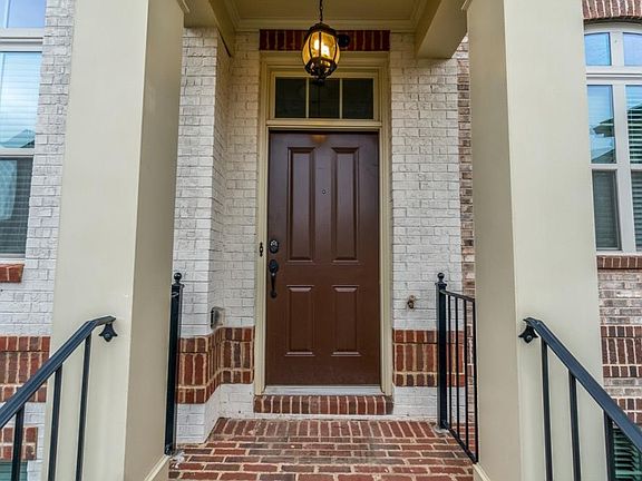2nd image of 1240 La Vista Cir NE