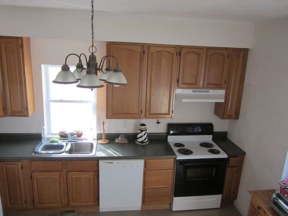 4th image of 828 Fellsburg Road
