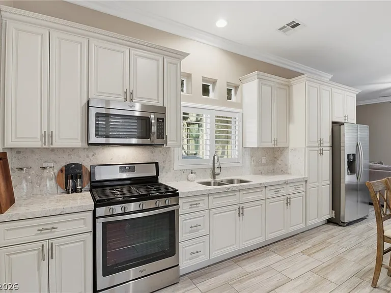 300 E Lacy Ln — Photo 63