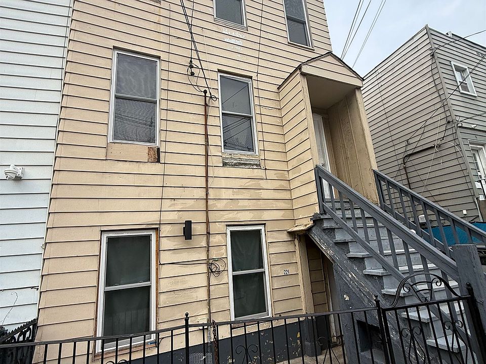 1st image of 221 Summit Ave APT 2