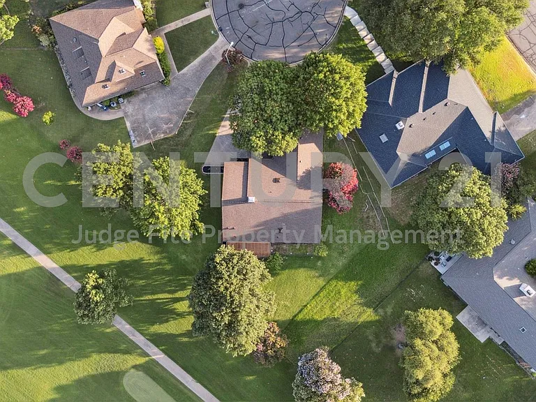 1308 Clubhouse Ct — Photo 3