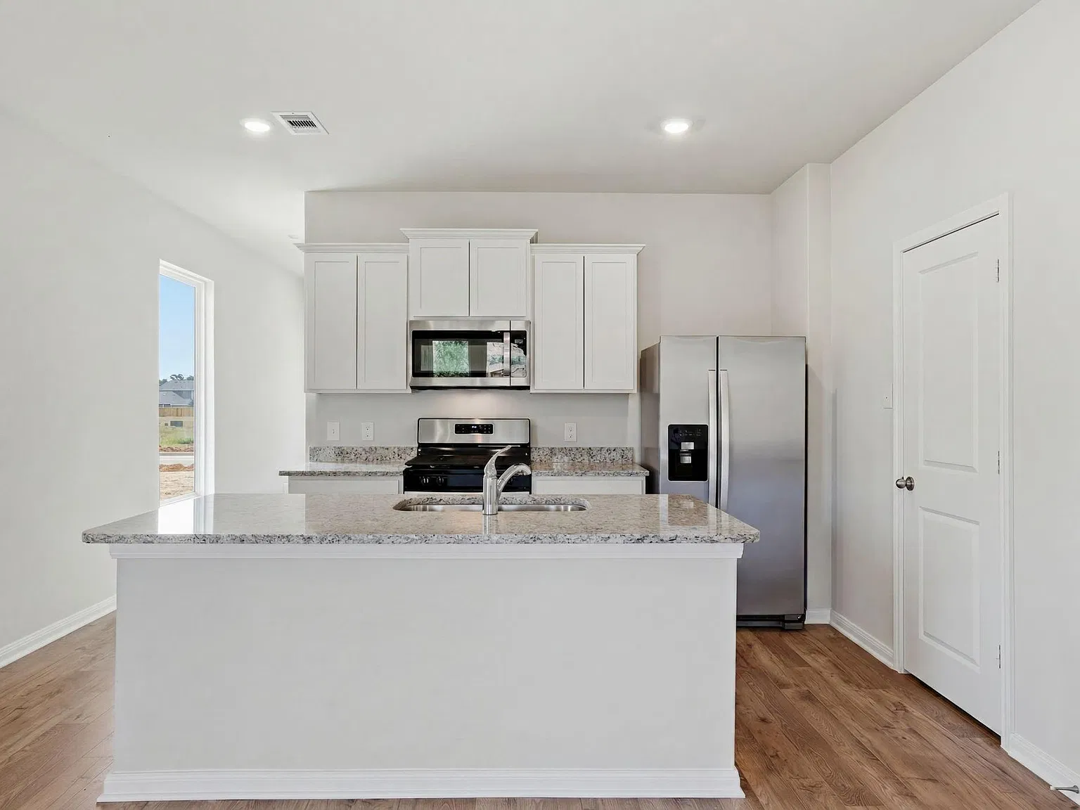 3 bed, 2.0 bath, 1228 sqft, $2,285 — Photo 3