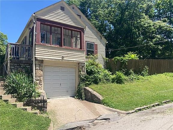 2nd image of 2557 Everett Ave