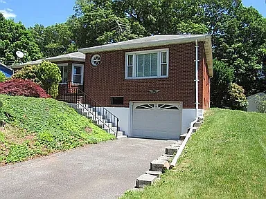 8 Round Lake Ave — Photo 2