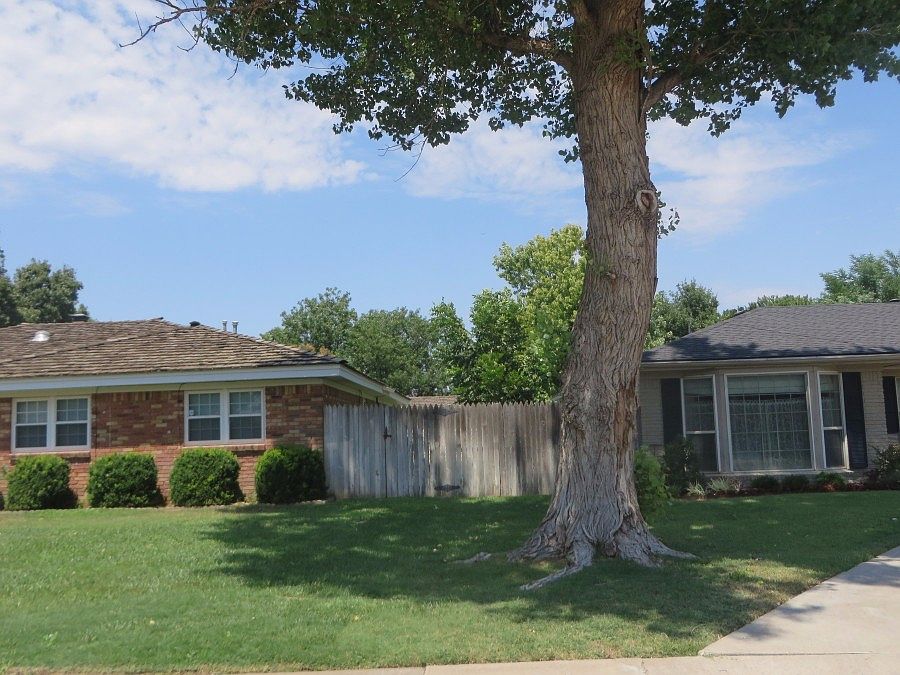 2nd image of 3813 Carlton Dr