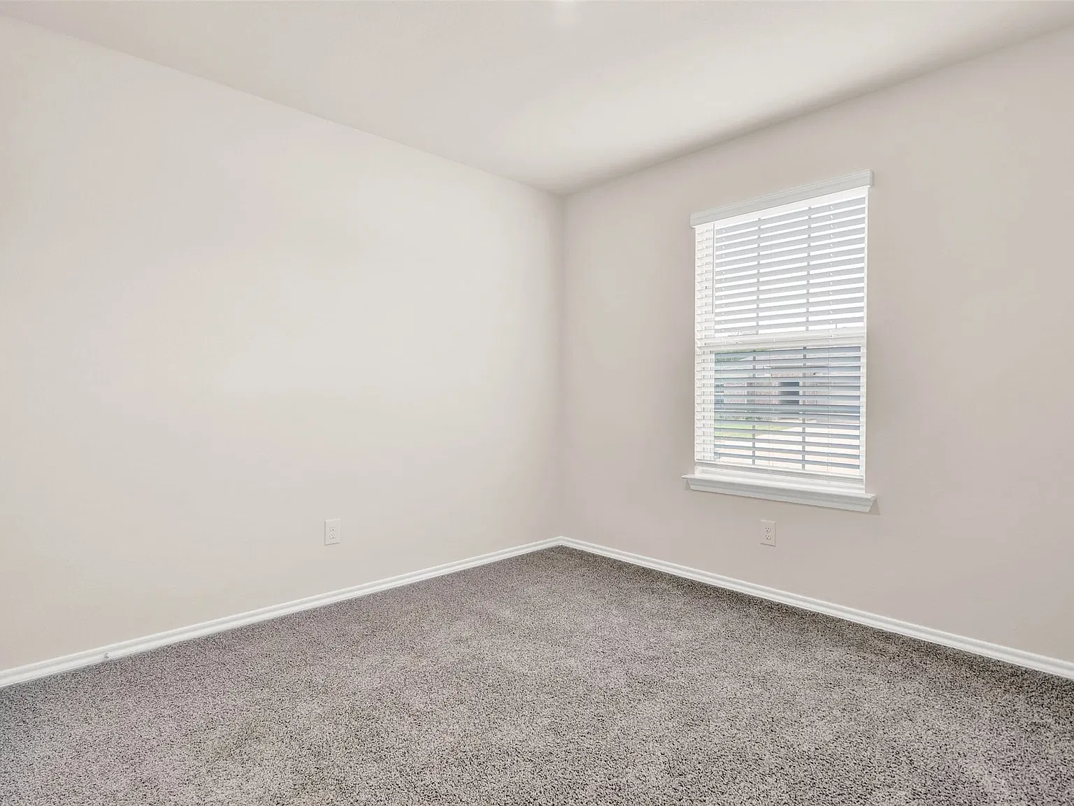 3 bed, 2.0 bath, 1294 sqft, $1,800 — Photo 2