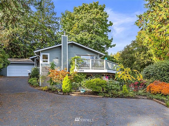 The home sits on a sunny large lot which is sited up at the end of the cul-de-sac