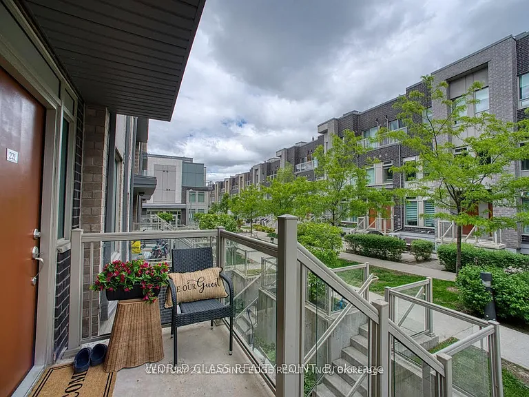 7 Applewood Ln E #221 — Photo 2