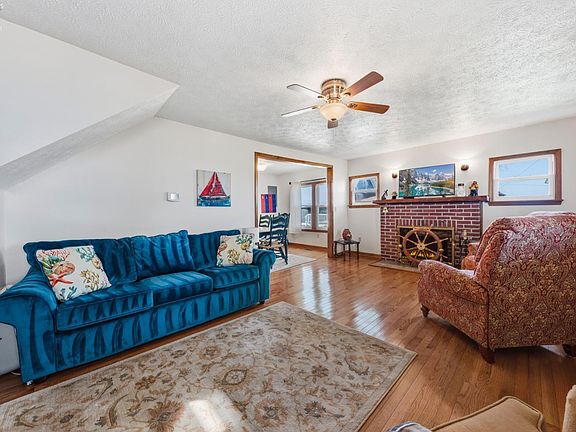 4th image of 16 Oakwood Ave