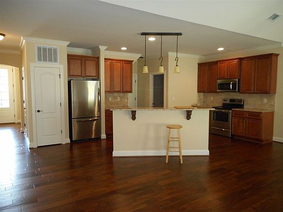 5th image of 100 Briarhill Dr