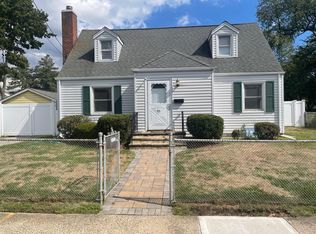 63 Underhill Ave, Hicksville, NY 11801